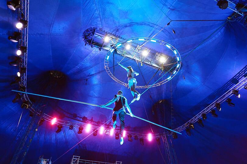 Alieva Vladyslava und Oleksandr Khorolskyi hoch auf dem Seil.