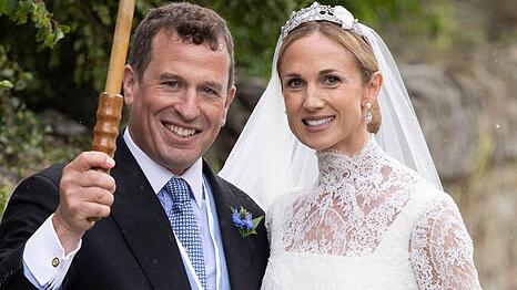 Peter Phillips und Harriet Sperling nach ihrer Eheschlie&szlig;ung in der All Saints Kirche.