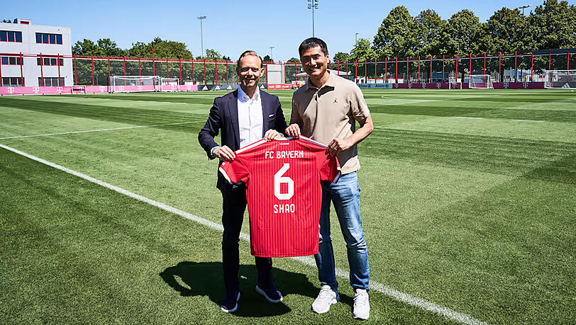 Rouven Kasper überreicht dem Ex-Löwen Shao Jiayi ein Trikot des FC Bayern. Rouven Kasper überreicht dem Ex-Löwen Shao Jiayi ein Trikot des FC Bayern.