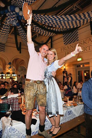 "Ozapft is'" - sehen Sie hier die Bilder der Wiesn-Halbzeitsause im Franziskaner...