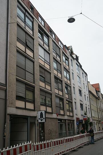 Spuren der Sprengung: Im ganzen Haus &ndash; wie hier im Keller &ndash; hat die Explosion tiefe Risse aufgerissen.