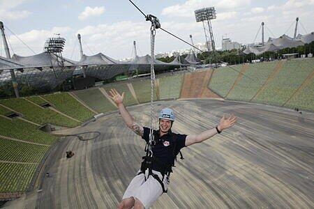 Nur fliegen ist schöner. EHC-Neuzugang Matt Smaby am Flying fox im Olympiastadion.