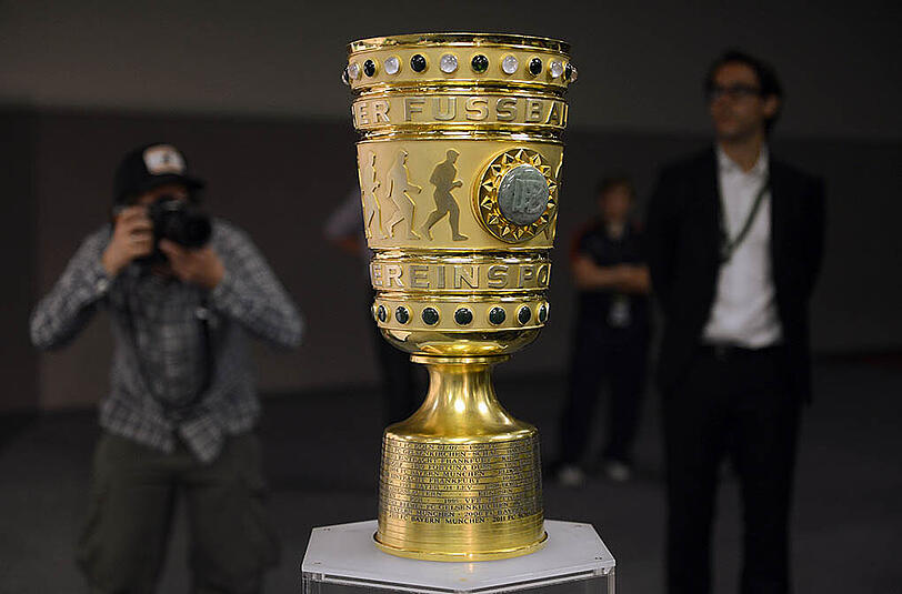 Wer wird dieses Jahr den DFB-Pokal in den Berliner Nachthimmel recken? Am kommenden Mittwoch werden die Halbfinal-Partien ausgelost.
