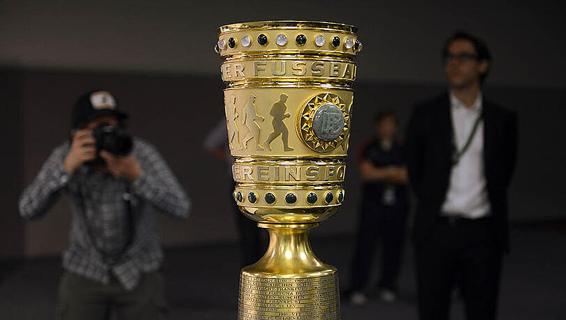Wer wird dieses Jahr den DFB-Pokal in den Berliner Nachthimmel recken? Am kommenden Mittwoch werden die Halbfinal-Partien ausgelost. Wer wird dieses Jahr den DFB-Pokal in den Berliner Nachthimmel recken? Am kommenden Mittwoch werden die Halbfinal-Partien ausgelost.