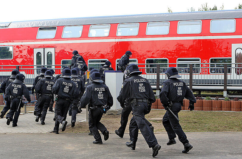 Beamte der Bundespolizei üben den Einsatz gegen randalierende Fußballfan auf einem Übungsbahnhof in Bad Düben. (Symbolbild)