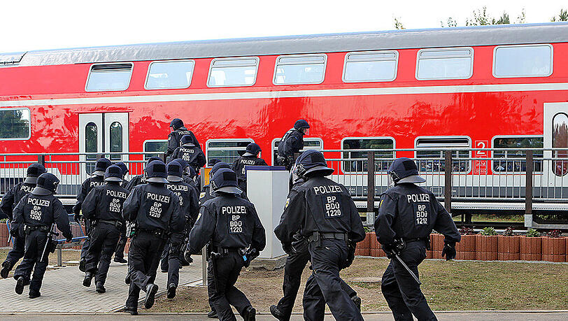 Beamte der Bundespolizei üben den Einsatz gegen randalierende Fußballfan auf einem Übungsbahnhof in Bad Düben. (Symbolbild) Beamte der Bundespolizei üben den Einsatz gegen randalierende Fußballfan auf einem Übungsbahnhof in Bad Düben. (Symbolbild)