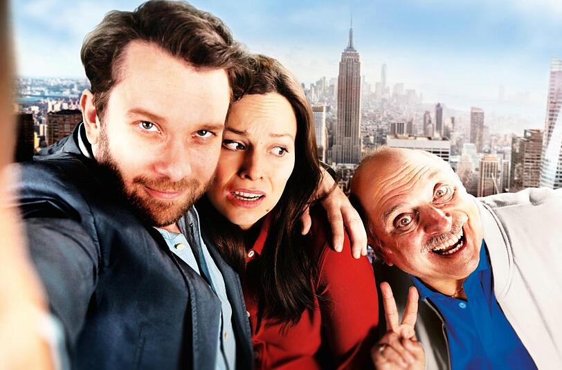Selfie mit Störenfried: Christian Ulmen und Mina Tander als Ehepaar und mit seinem Schwiegervater (Alessandro Bressanello) in New York.