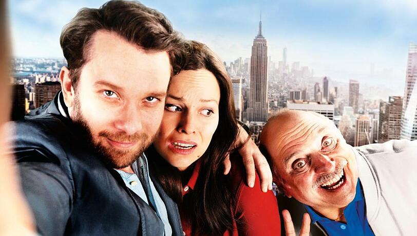Selfie mit Störenfried: Christian Ulmen und Mina Tander als Ehepaar und mit seinem Schwiegervater (Alessandro Bressanello) in New York. Selfie mit Störenfried: Christian Ulmen und Mina Tander als Ehepaar und mit seinem Schwiegervater (Alessandro Bressanello) in New York.