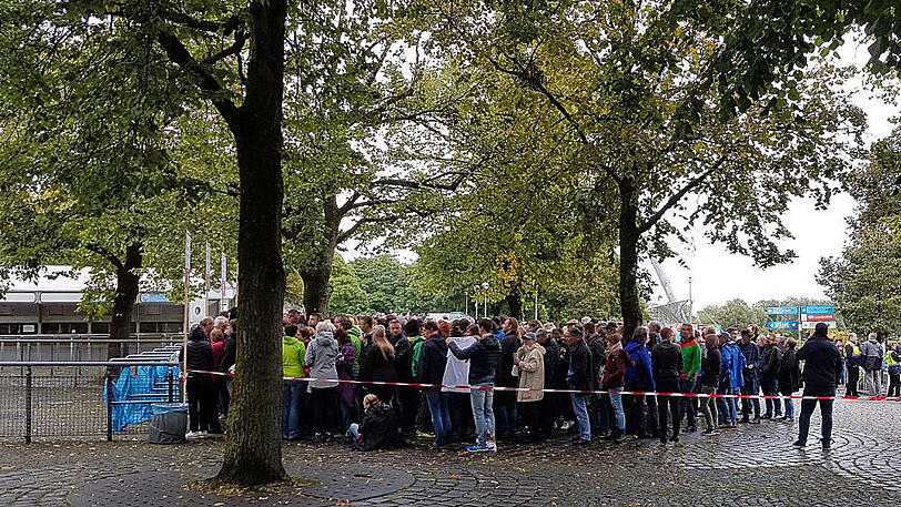 Das Warten auf die alten Herren. Vor Beginn des Konzerts der Rolling Stones in München stehen Fans vor dem Olympiastadion.