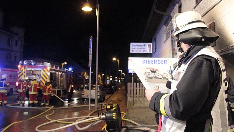 Die Hauptstraße in Neufahrn wird während des Einsatzes für etwa eine Stunde ab der Einmündung zum Bahnhof in Höhe Gasthof Ramsauer bis zur Ampelkreuzung Hauptstraße-Rottenburger Straße wegen des Imbissbrandes gesperrt. Die Hauptstraße in Neufahrn wird während des Einsatzes für etwa eine Stunde ab der Einmündung zum Bahnhof in Höhe Gasthof Ramsauer bis zur Ampelkreuzung Hauptstraße-Rottenburger Straße wegen des Imbissbrandes gesperrt.