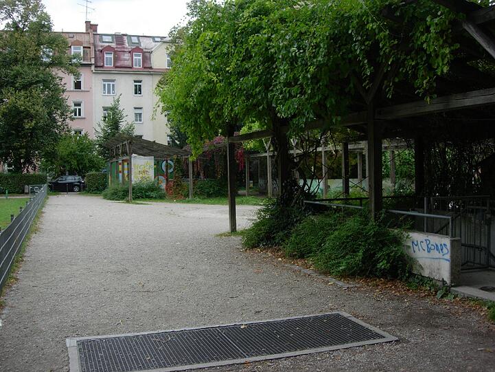 So sah die Anlage vor der Sanierung aus. Die alte Holzpergola war baufällig geworden.