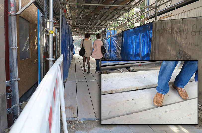 Bretter wie ein Trampolin, schon bei einem Menschen von 80 Kilo auf dem Baustellenweg. Hunderte Menschen nutzen täglich den Weg vorm Maximiliansplatz 13.