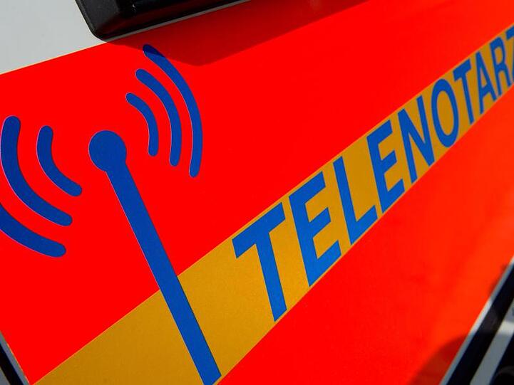 Blick auf den Schriftzug "Telenotarzt" an einem für den Telenotarztdienst ausgebauten Rettungswagen. Foto: Stefan Sauer/Archivbild