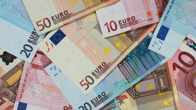Banknoten von 50, 20 und 10 Euro. Foto: Jens Wolf/Archivbild