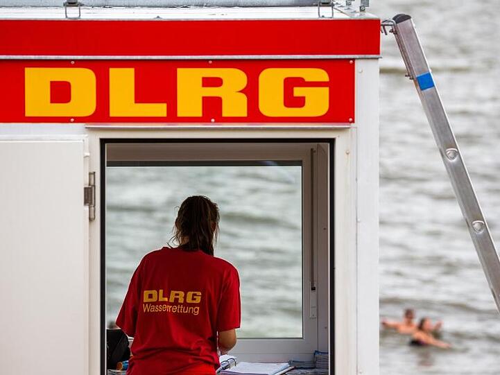 Der DLRG (Deutsche Lebens-Rettungs-Gesellschaft)warnt vor unbewachten Badestränden.