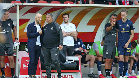 Tim Linsbichler (re.) und Co-Trainer Oliver Beer  (2.v.re.) fehlen dem TSV 1860 aktuell.