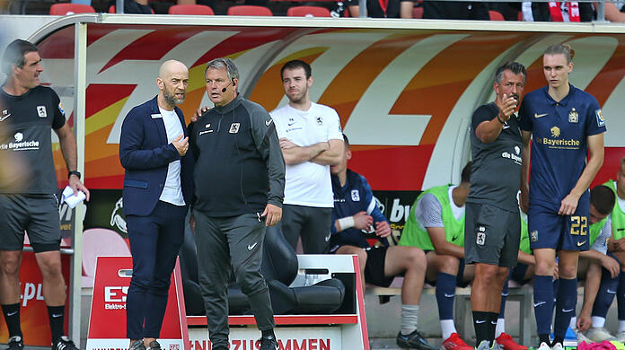 Tim Linsbichler (re.) und Co-Trainer Oliver Beer  (2.v.re.) fehlen dem TSV 1860 aktuell.