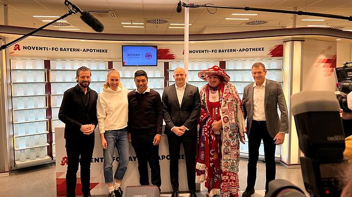 Bayern-Marketingvorstand Andreas Jung (r.) und Giovane Elber (3.v.l, neben Sky-Moderatorin Sylvia Walker) bei der Eröffnung der "Noventi FC Bayern Apotheke" am Stachus. Kult-Fan Michael "Buschmann" Zeman (2.v.r.) ließ sich vor Ort boostern.