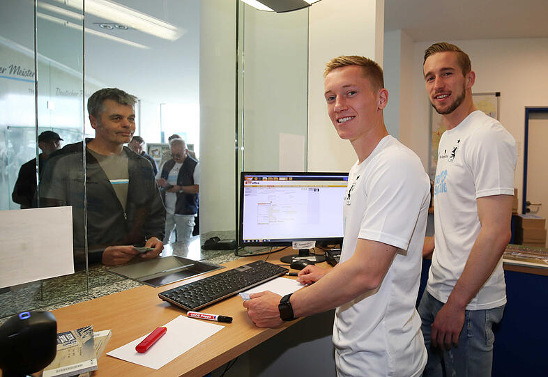 Bestens angelernt frisch ans Werk: Fabian Greilinger (l.) und Marco Hiller.