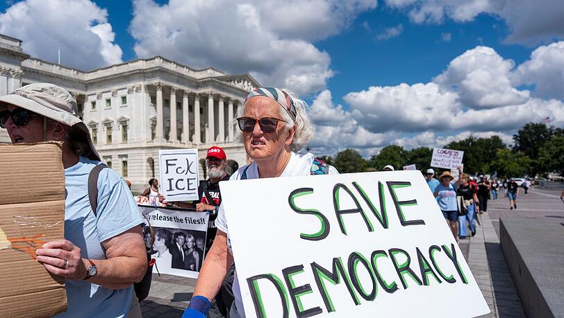 Die Demokratie ist laut einem neuen Bericht in vielen L&auml;ndern auf dem R&uuml;ckzug - etwa in den USA. (Archivbild)