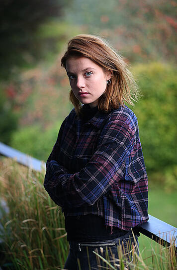 Jella Haase am Set ihres neuen Films "Nirgendwo". Bekannt wurde die Schauspielerin vor allem durch ihre Rolle als "Chantal" im Film "Fack Ju Göhte".