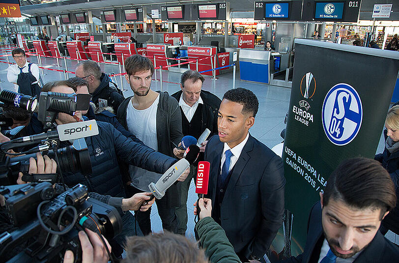 Schalkes Abwehrspieler Dennis Aogo wurden bestohlen, als er am Flughafen einige Interviews gab.