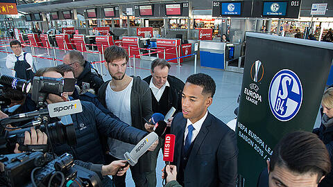 Schalkes Abwehrspieler Dennis Aogo wurden bestohlen, als er am Flughafen einige Interviews gab.
