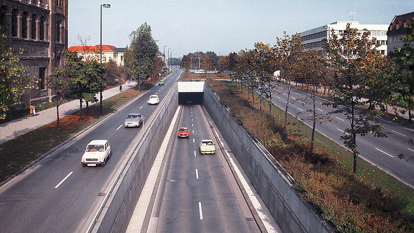 Hier war der Altstadtring an der zerstörten Staatskanzlei noch achtspurig.