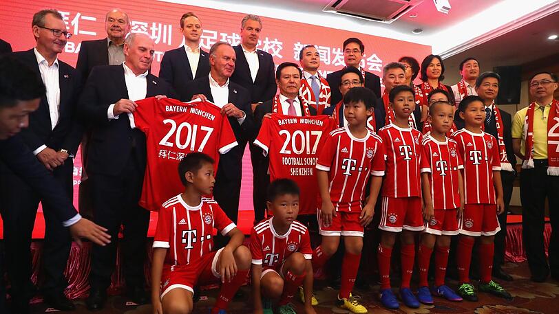 Projekt für die Zukunft: Bayerns Bosse beim Besuch der Fußballschule in Shenzen.