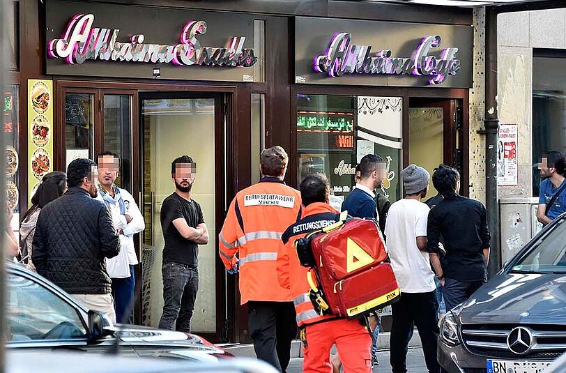 Mehrere Beteiligte prügelten sich in einer Bar in der Landwehrstraße. Es gab einige Verletzte, Polizei und Rettungsdienst waren mit einem Großaufgebot im Einsatz.