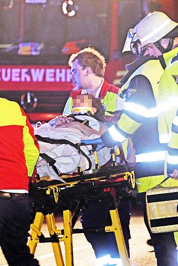 Der Fiat wurde beim Abbiegen von einer Tram gerammt. Zwei Frauen wurden schwer verletzt.