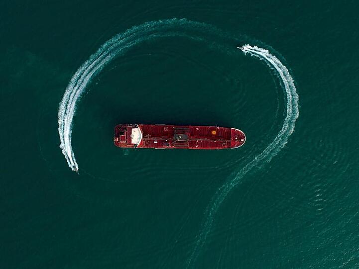 Der britische Öltanker "Stena Impero" wird von Schnellbooten der iranischen Revolutionsgarden umkreist.