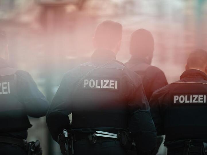Polizisten stehen bei einer Durchsuchung hinter Absperrband. Foto: Klaus-Dietmar Gabbert/Archivbild