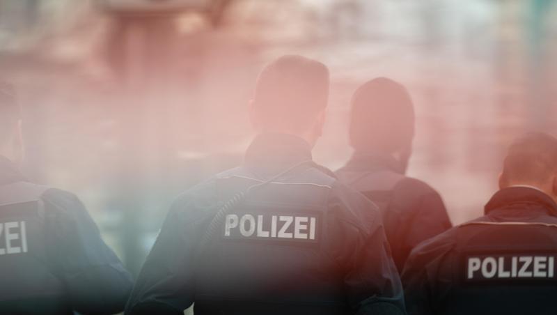 Polizisten stehen bei einer Durchsuchung hinter Absperrband. Foto: Klaus-Dietmar Gabbert/Archivbild Polizisten stehen bei einer Durchsuchung hinter Absperrband. Foto: Klaus-Dietmar Gabbert/Archivbild