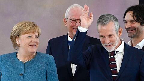 Auch Angela Merkel war bei der Ehrung von Ulrich Matthes (vorne) anwesend.