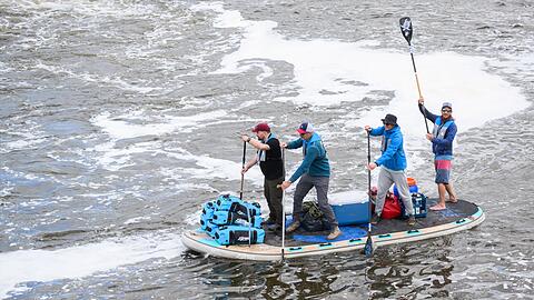 Für einen guten Zweck wollen vier Männer auf einem Board die Weser von Hann. Münden im Landkreis Göttingen bis nach Bremerhaven paddeln.
