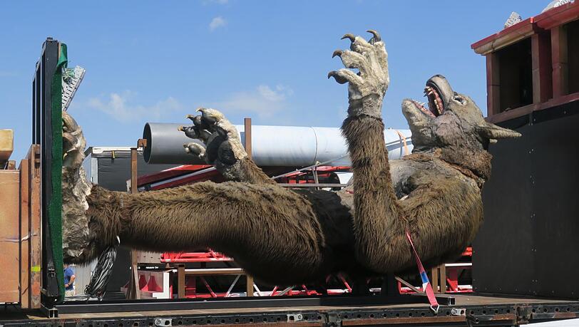 Rrrooaaar! Man hört ihn förmlich brüllen, den Mega-Werwolf. Vom Transporter wird er in den Geisterpalast befördert. Rrrooaaar! Man hört ihn förmlich brüllen, den Mega-Werwolf. Vom Transporter wird er in den Geisterpalast befördert.