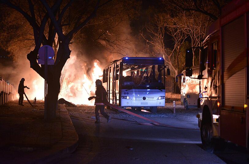 Die Bombe, die an einer Kreuzung in Ankara detonierte, war offenbar in einem Auto platziert.