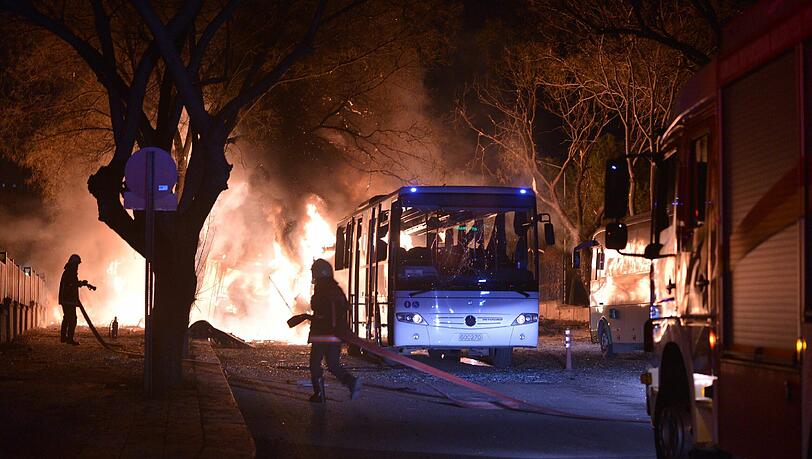 Die Bombe, die an einer Kreuzung in Ankara detonierte, war offenbar in einem Auto platziert. Die Bombe, die an einer Kreuzung in Ankara detonierte, war offenbar in einem Auto platziert.