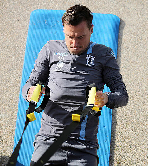 Bevor es zum Ausflug nach Lissabon ging, schufteten die Löwen nochmal im Training. Acht mehr oder weniger angeschlagene Spieler fehlten dabei. Beim Fußball-Tennis triumphierte wie am Vortag das Team um Ivica Olic - mit Romuald Lacazette, Daylon Claasen, Maximilian Wittek und dem ekstatisch mit Wasserflaschen-Pokal feiernden Sebastian Boenisch.