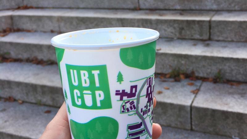 Eine Person hält einen Mehrwegbecher auf dem Gelände der Universität Bayreuth in der Hand. Foto: -/UBT/dpa Eine Person hält einen Mehrwegbecher auf dem Gelände der Universität Bayreuth in der Hand. Foto: -/UBT/dpa