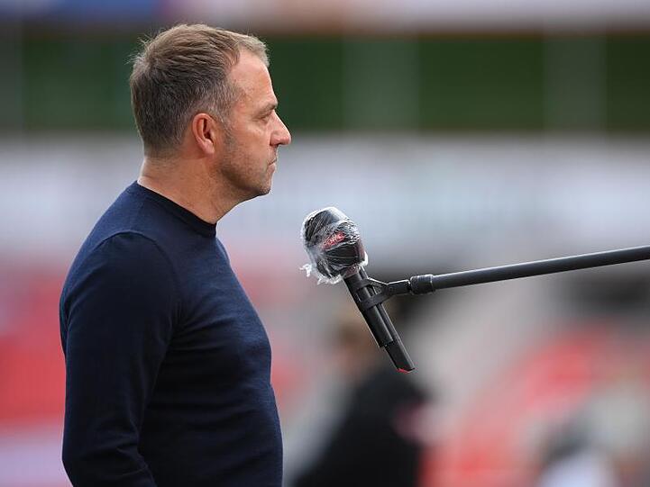 Trainer Hansi Flick von München beim Interview vor dem Spiel. Foto: Matthias Hangst/Getty Images Europe/Pool/dpa
