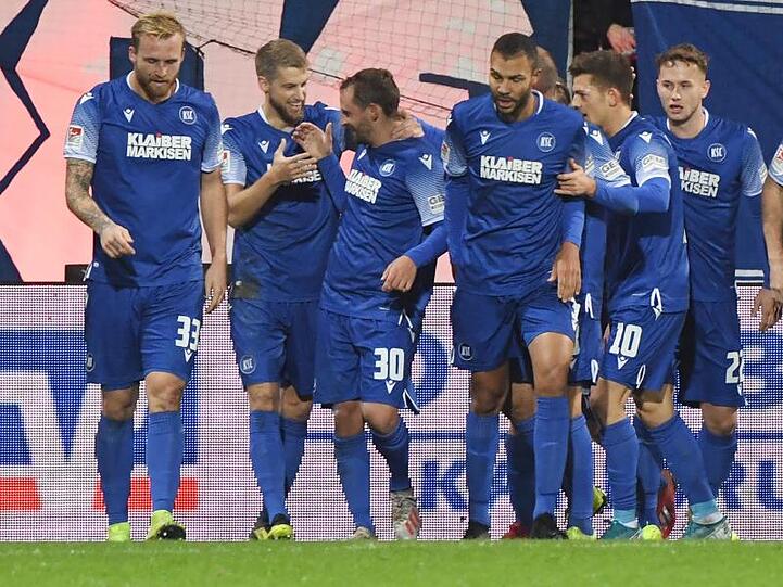Die Karlsruher feiern Anton Fink (3.v.l.), den Torschützen zum 1:0.