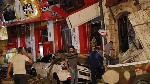 Bild der Zerst&ouml;rung: Anwohner in Gaza stehen nach israelischen Luftangriffen auf einer Stra&szlig;e, die von den&nbsp;Bomben schwer getroffen wurde.