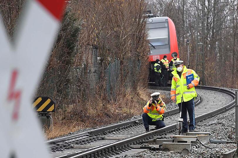 Am Tag nach dem Frontalzusammenstoß zweier S-Bahnen in Schäftlarn mit einem Toten und 18 Verletzten laufen am Unfallort weiter Untersuchungen.
