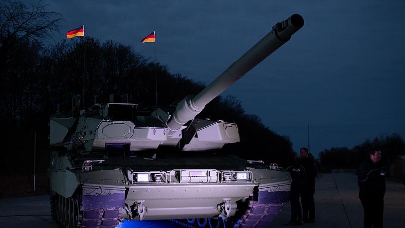 Der Leopard 2 A8 bei der ersten öffentlichen Präsentation Ende November (Archiv) Der Leopard 2 A8 bei der ersten öffentlichen Präsentation Ende November (Archiv)