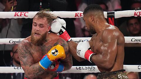 Mitte Dezember setzte sich Anthony Joshua (r.) klar gegen Internet-Star Jake Paul durch. (Archivbild)