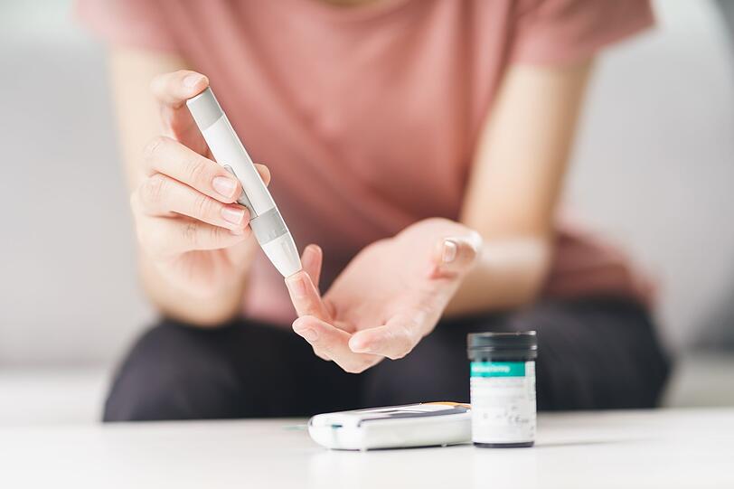 Wenn die Bauchspeicheldrüse nicht mehr genug Insulin produziert oder die Zellen des Körpers dieses nicht mehr gut genug aufnehmen können, dann erkranken Betroffene an Diabetes mellitus. Im Volksmund spricht man auch von der Zuckerkrankheit, da die Erkrankung mit erhöhten Blutzuckerspiegeln einhergeht. Diabetes ist die häufigste Erkrankung im Zusammenhang mit der Bauchspeicheldrüse. Wenn die Bauchspeicheldrüse nicht mehr genug Insulin produziert oder die Zellen des Körpers dieses nicht mehr gut genug aufnehmen können, dann erkranken Betroffene an Diabetes mellitus. Im Volksmund spricht man auch von der Zuckerkrankheit, da die Erkrankung mit erhöhten Blutzuckerspiegeln einhergeht. Diabetes ist die häufigste Erkrankung im Zusammenhang mit der Bauchspeicheldrüse.