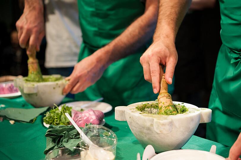Wer sich doch f&uuml;r den M&ouml;rser entscheidet, sollte beachten, dass bei der Zubereitung von Pesto hier sogar zwei verschiedene Techniken zur Anwendung kommen: Basilikum und Knoblauchzehe(n) werden zusammen zerstampft. Kerne und K&auml;se werden zermalmt, indem der St&ouml;&szlig;el rotiert. Die Schale wird dabei konstant in die Gegenrichtung gedreht. Anschlie&szlig;end werden Oliven&ouml;l und Meersalz unterger&uuml;hrt.