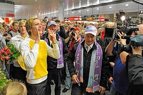 Toller Empfang für Maria Riesch am Münchner Flughafen. Sogar die Blasmusi spielte.